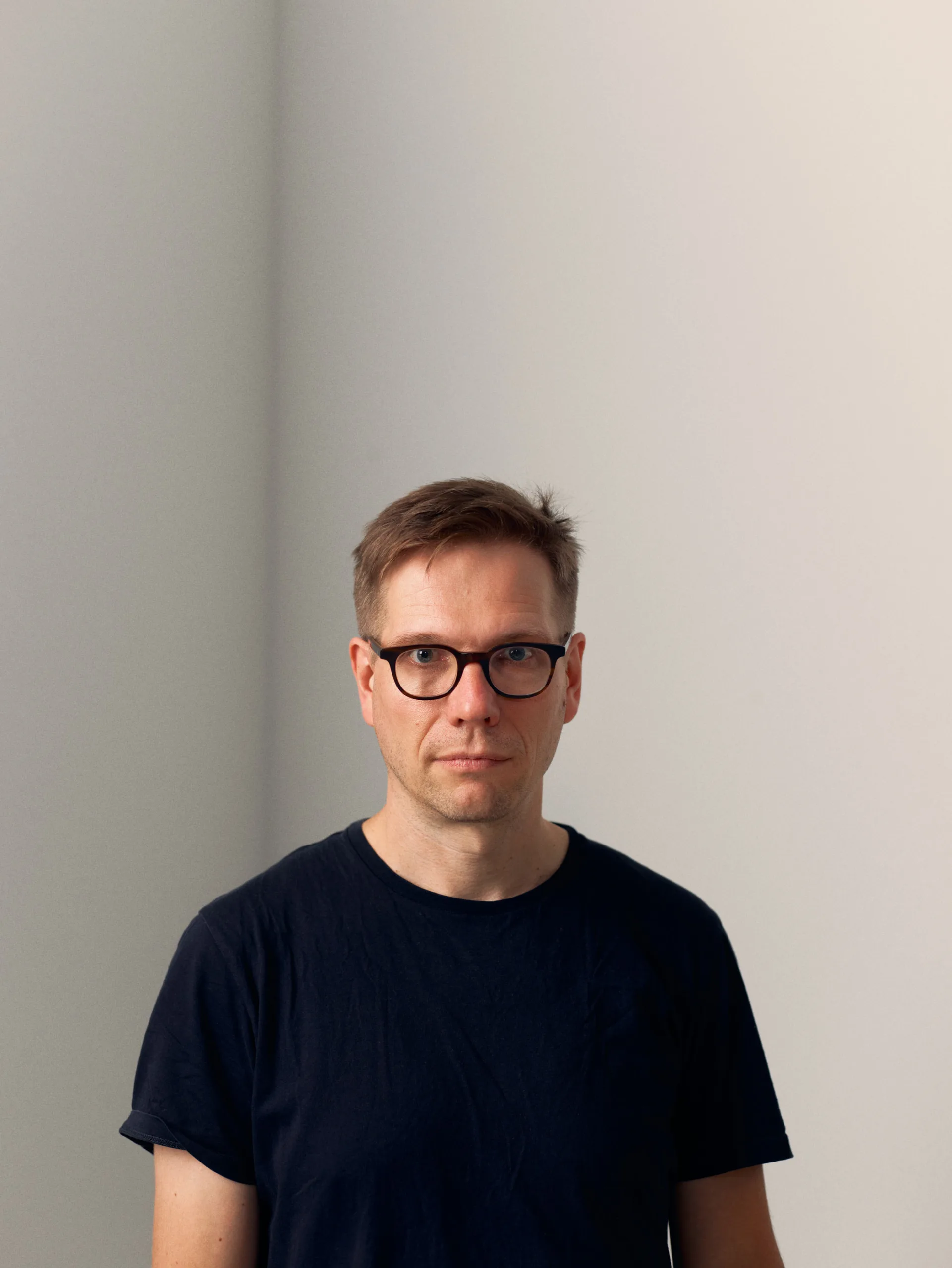 20231005_AdrianSauer_Pollmeier_0214_web Ein Portrait vor weissem Hintergrund von Adrian Sauer, fotografiert von Patrick Pollmeier