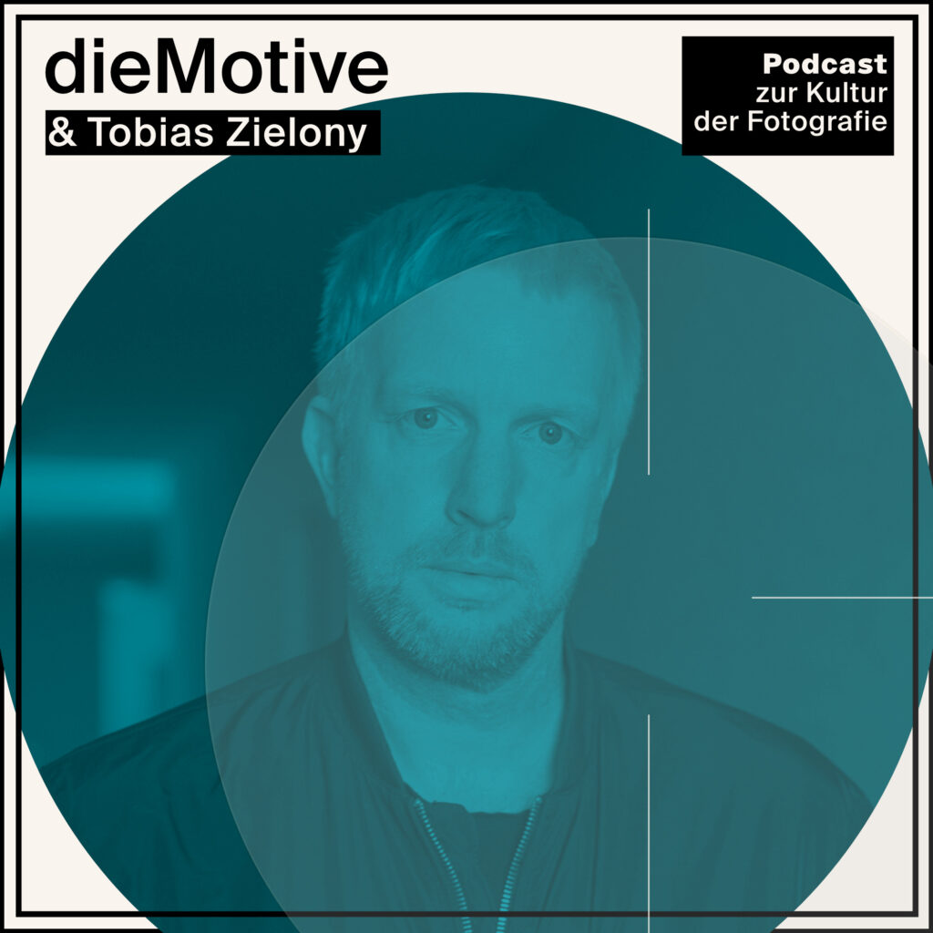 Das Podcastcover von dieMotive mit einem Porträt von Tobias Zielony. Fotografiert von Halina Kliem