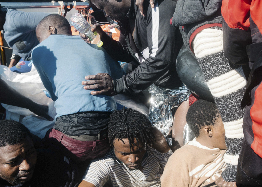 Eine chaotische Situation während der Überfahrt vor der libyschen Küste.