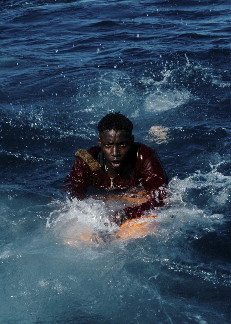 Ein Mensch droht zu ertrinken und wird gerettet.