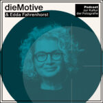 Das Podcastcover von dieMotive zur Podcastepisode des Fotografiepodcasts mit Edda Fahrenhorst vom Fotofestival Horizonte Zingst.