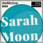 Das Cover zur Podcastepisode von dieMotive zu Sarah Moon