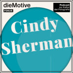 Das Cover der Podcastepisode zu Cindy Sherman von dieMotive